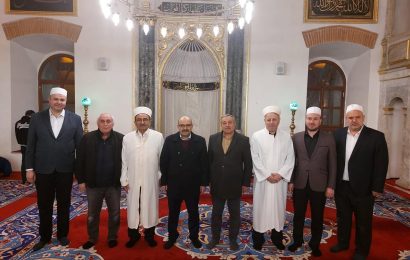 Balıkesir’de Berat Kandili Coşkusu: Vali Ustaoğlu Vatandaşlarla Buluştu