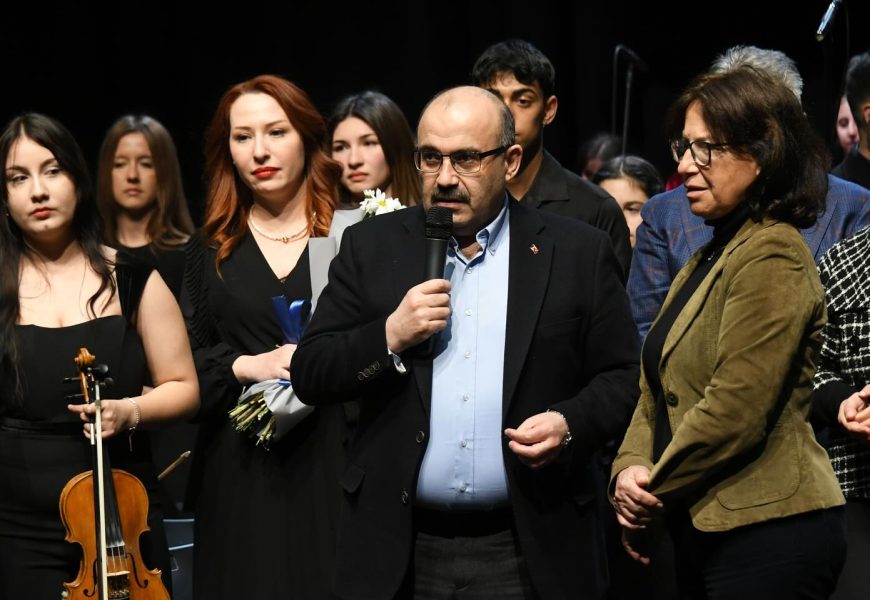 Vali İsmail Ustaoğlu, Ayvalık’ta Barış Konseri’ne Katıldı