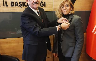 CHP Balıkesir’de Yeni Üye Coşkusu: Ümmühan Karapınar’a Rozet Takdim Edildi