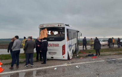 Gönen’de İşçileri Taşıyan Midibüs Kazasında 18 Yaralı Gönen’de İşçileri Taşıyan Midibüs Kazasında 18 Yaralı