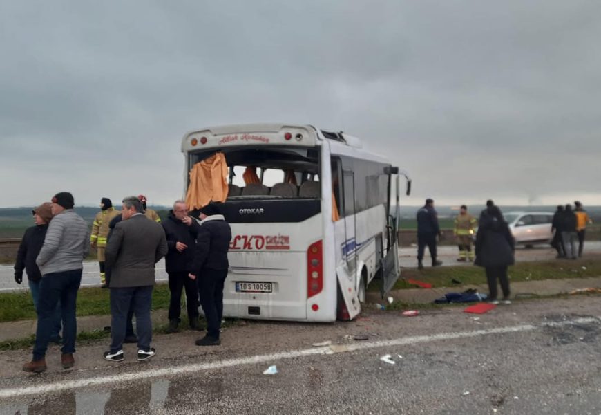 Gönen’de İşçileri Taşıyan Midibüs Kazasında 18 Yaralı