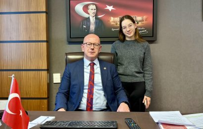 TBMM’de Babasına Güç Veren Özel Ziyaretçi