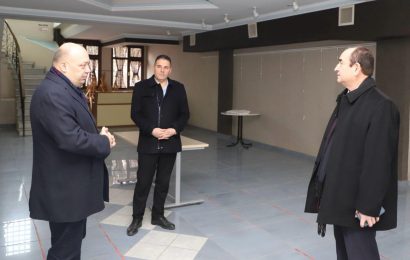 Gönen’de Modern ve İşlevsel Konferans Salonu İçin Tadilat Çalışmaları Başladı