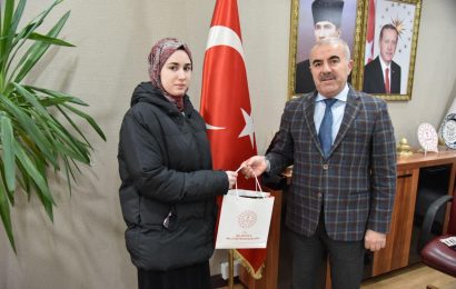Gönenli Öğrencinin Büyük Başarısı: Zeynep Balaban İl Milli Eğitim Müdürünü Ziyaret Etti