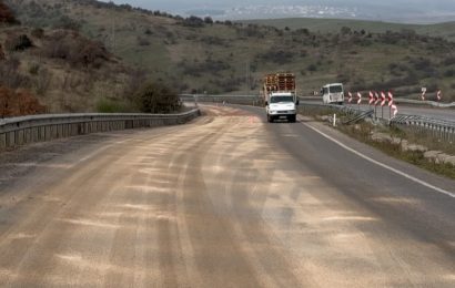 Gönen-Bandırma Yolunda Kaygan Zemin Uyarısı: Tırdan Dökülen Mazot Sebebiyle Tehlike