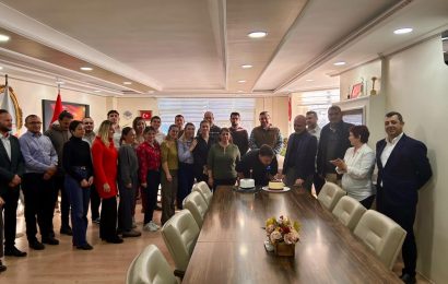 Marmara Adalar Belediyesi’nden Fen İşleri Müdürü Deniz Başkan’a Sürpriz Doğum Günü Kutlaması