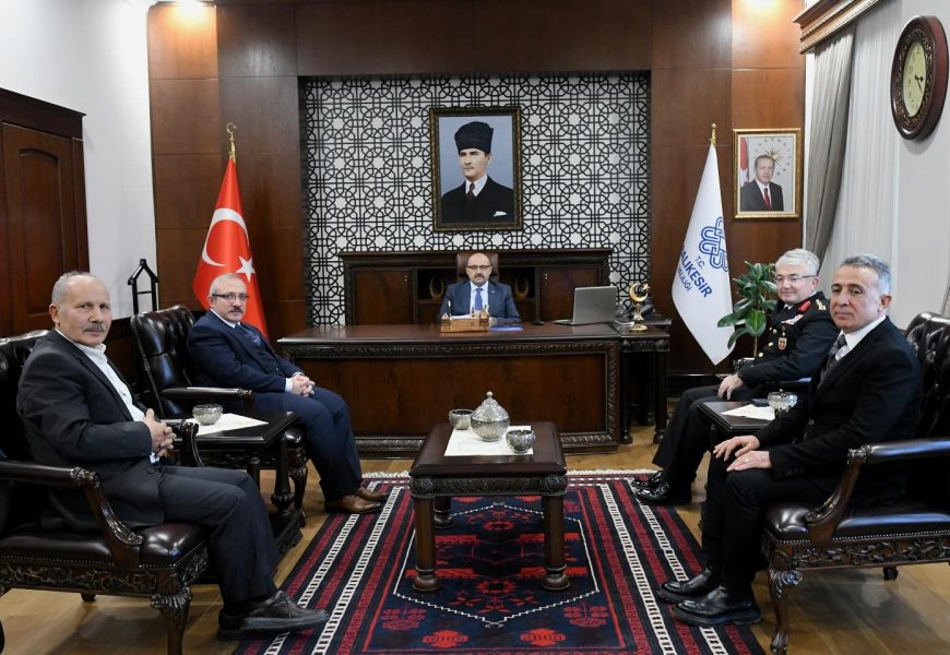Emekli Albay Hasan İlker Öz Balıkesir Valisi İsmail Ustaoğlu’nu Ziyaret Etti