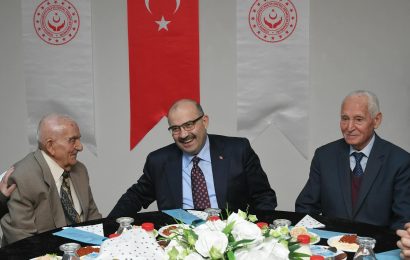 Balıkesir Valisi, Huzurevi Sakinleriyle İftarda Bir Araya Geldi Balıkesir Valisi, Huzurevi Sakinleriyle İftarda Bir Araya Geldi