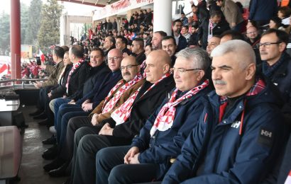 Vali İsmail Ustaoğlu, Balıkesirspor – Tire 2021 FK Maçını İzledi