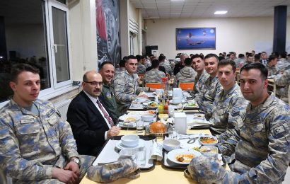 Balıkesir Valisi İsmail Ustaoğlu, 9. Ana Jet Üs Komutanlığı’nda Mehmetçiklerle İftarda Buluştu