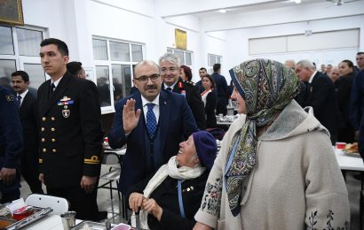 Balıkesir’de Vali Ustaoğlu, Erdek Mayın Filo Komutanlığı İftar Programına Katıldı
