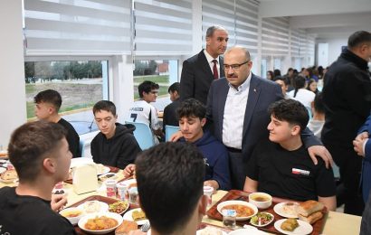 Balıkesir Valisi Öğrencilerle İftar Sofrasında Buluştu