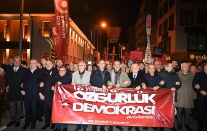 Balıkesir’de Demokrasi Yürüyüşüne Katılım