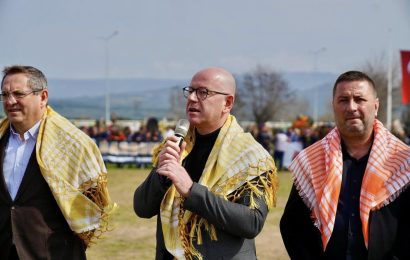 Ayvalık’ta Geleneksel Folklorik Deve Gösterisi Coşkusu