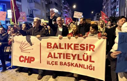 CHP Balıkesir’de Hak, Hukuk ve Adalet Yürüyüşü Düzenledi