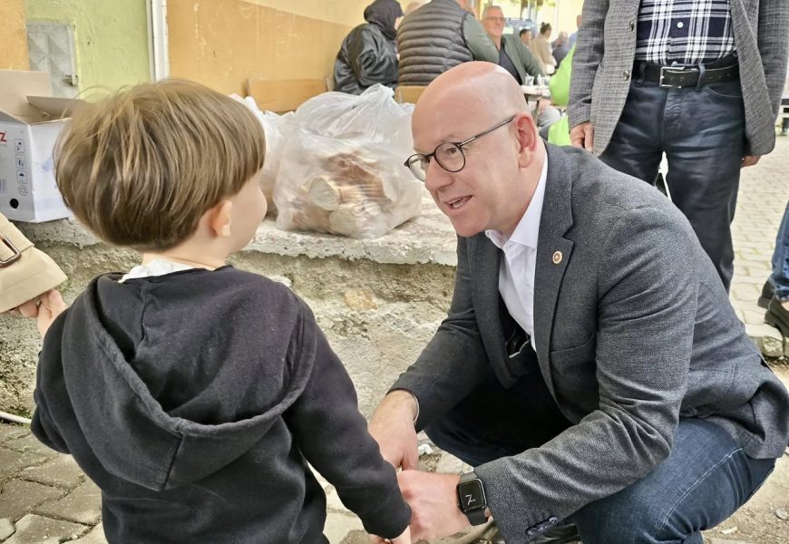 Sındırgı’da Bayram Coşkusu: İlçe Başkanı Algın ve Belediye Başkanı Sak Vatandaşlarla Buluştu