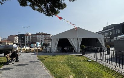 Cumhuriyet Meydanı’nda Bin Kişilik İftar Çadırı Kuruldu