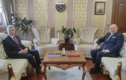 Gönen Belediye Başkanı Palaz, Eski Kaymakam Dr. Arslan Yurt’u Ziyaret Etti