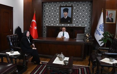 AK Parti Kadın Kolları Temsilcisi Balıkesir Valisini Ziyaret Etti