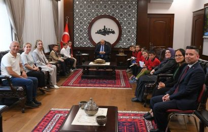 Balıkesir Valisi, 23 Nisan’da Öğrencilerle Bir Araya Geldi