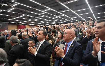 CHP’de Özgür Özel Yeniden Genel Başkan Seçildi