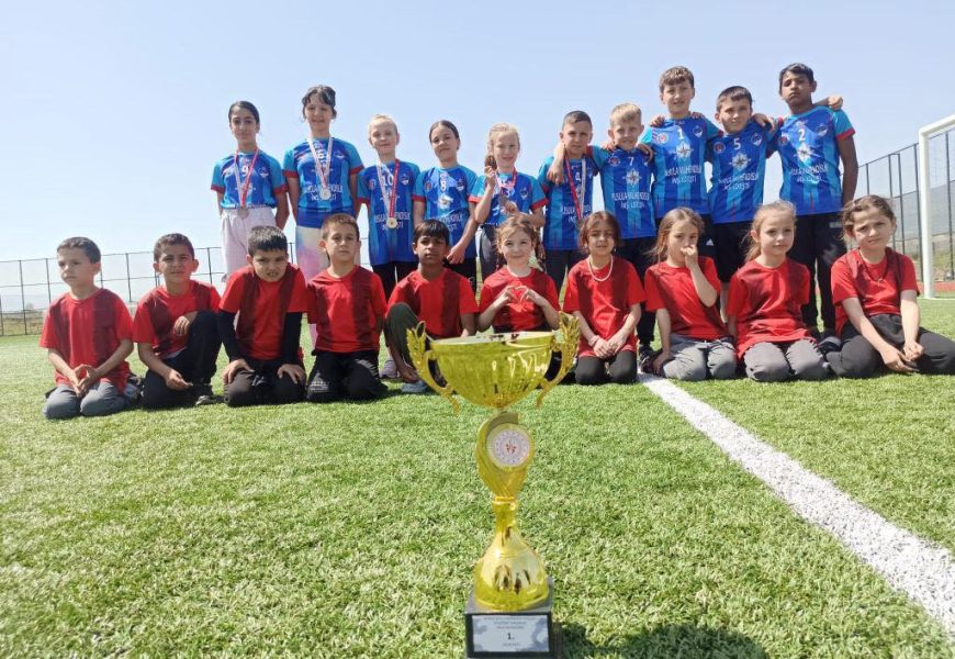 Gönen’de Minik Atletler Milli Egemenlik Koşusu’nda Yarıştı
