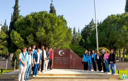 Gönen’de Üniversite Öğrencilerinden Şehitler Haftası Ziyareti