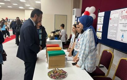 Bandırma’da TÜBİTAK 4006 Bilim Fuarı Açılışı: Genç Bilim İnsanları Projelerini Sergiledi