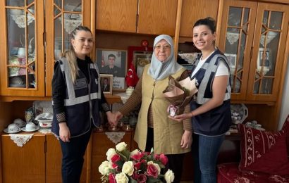 Bandırma Belediyesi, Şehit Annelerini Ziyaret Etti ve Anneler Günü’nü Kutladı