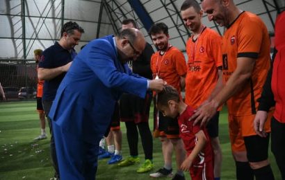 Balıkesir Valisi Ustaoğlu, Geleneksel Kuvayımilliye Futbol Turnuvası Finalini İzledi