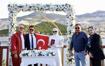 Marmara Adalar Belediye Başkanı Dinçer, Yeni Evlenen Çiftin Nikahına Şahitlik Etti