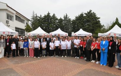 Balıkesir Valisi Ustaoğlu, TÜBİTAK Bilim Fuarı’nda Başarılı Öğrencileri Ziyaret Etti