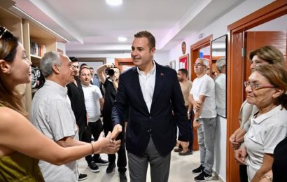 Balıkesir Büyükşehir Başkanı Akın, CHP Karesi İlçe Başkanlığı Yeni Binasını Ziyaret Etti