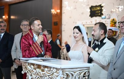 Balıkesir Büyükşehir Belediye Başkanı Akın, Altıeylül Belediye Başkan Yardımcısı Arabacı’nın Nikah Törenine Katıldı