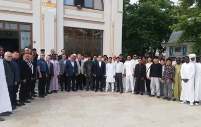 Bandırma’da Kurban Bayramı Namazı Sonrası Bayramlaşma Coşkusu