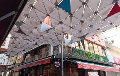 Balıkesir Alaca Sokak’ta Melankolik Mobilya Parçası Telgraf Tellerine Takıldı