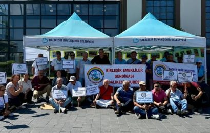 CHP Balıkesir’den Emeklilere Destek: Fotoğraf Sergisi ve Oturma Eylemine Katılım