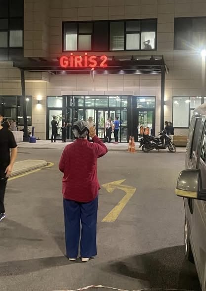 Anne Gözyaşları Arasında Hastane Bekleyişi: Mehmet Murat Çalık’ın Durumu Hassas