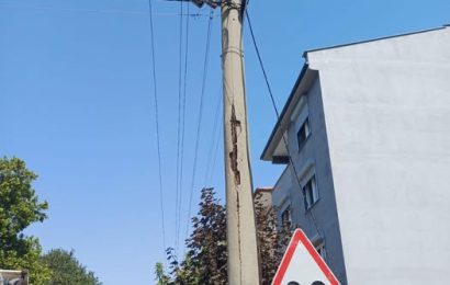 Balıkesir Paşaalanı’nda Tehlikeli Durum: Yıkılma Tehlikesi Olan Elektrik Direği Alarm Verdi