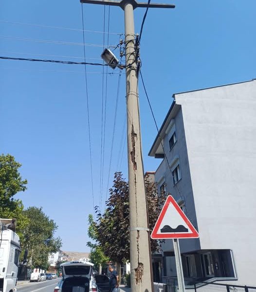 Balıkesir Paşaalanı’nda Tehlikeli Durum: Yıkılma Tehlikesi Olan Elektrik Direği Alarm Verdi