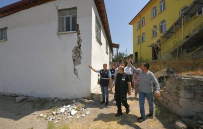 Sındırgı’da Deprem Sonrası Hasar Tespiti: Vali Ustaoğlu ve Heyet Yerinde İnceleme Yaptı