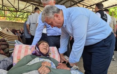 Sındırgı’da Depremden Etkilenen Vatandaşlarla Buluşan Mustafa Canbey