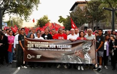 Balıkesir’de Zafer Bayramı Coşkusu: Fener Alayı ile Atatürk’e Saygı