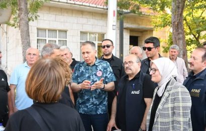 Sındırgı’da Deprem Sonrası Destek Ziyareti: Bakan Yerlikaya ve Vali Ustaoğlu Vatandaşlarla Buluştu