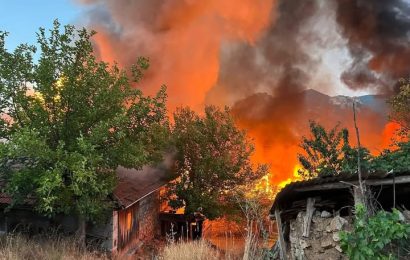 Bigadiç’te Korku Veren Yangın: Köseler Mahallesi’nde Evlere Tehdit!