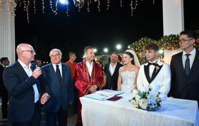 Balıkesir Büyükşehir Belediyesi’nde Nikah Şöleni: Ahmet Akın Şahitlik Etti