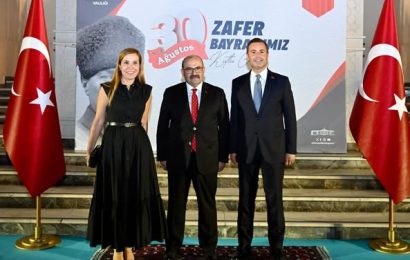 Balıkesir’de 30 Ağustos Kutlamaları: Başkan Akın, Kent Erkanıyla Bir Araya Geldi