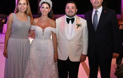 Balıkesir Büyükşehir Belediye Başkanı Akın, Genç Çiftin Mutlu Günlerinde Yanında Oldu