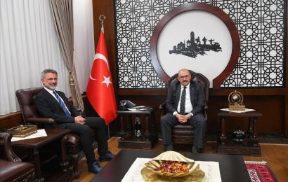 Fatih Sultan Mehmet Vakıf Üniversitesi Rektörü, Balıkesir Valisi’ni Ziyaret Etti
