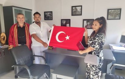 Avşa’da Mutluluk Rüzgarı: Yeni Evlenen Çifte Mutluluk Dilekleri